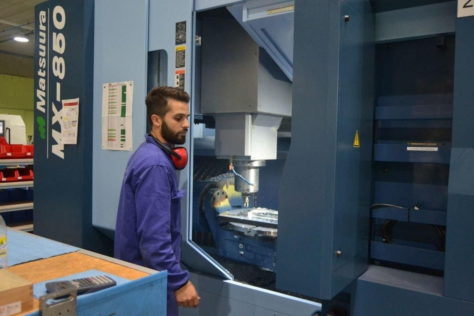Trabajador en la factoría de Utingal elaborando piezas para aviones.