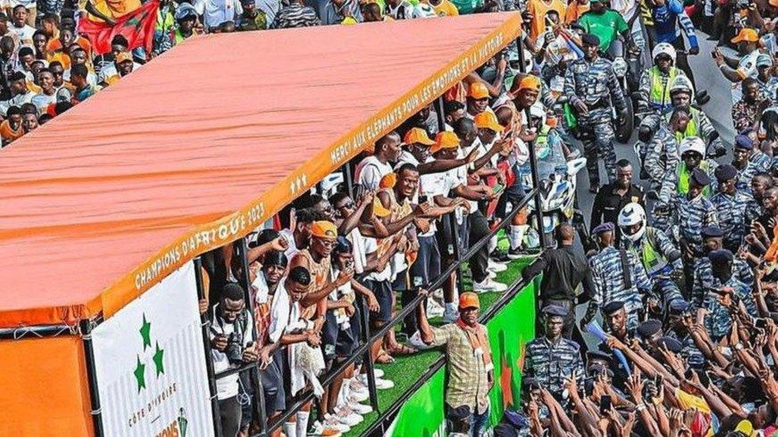 Multitudinario desfile por la Copa África de Costa de Marfil.