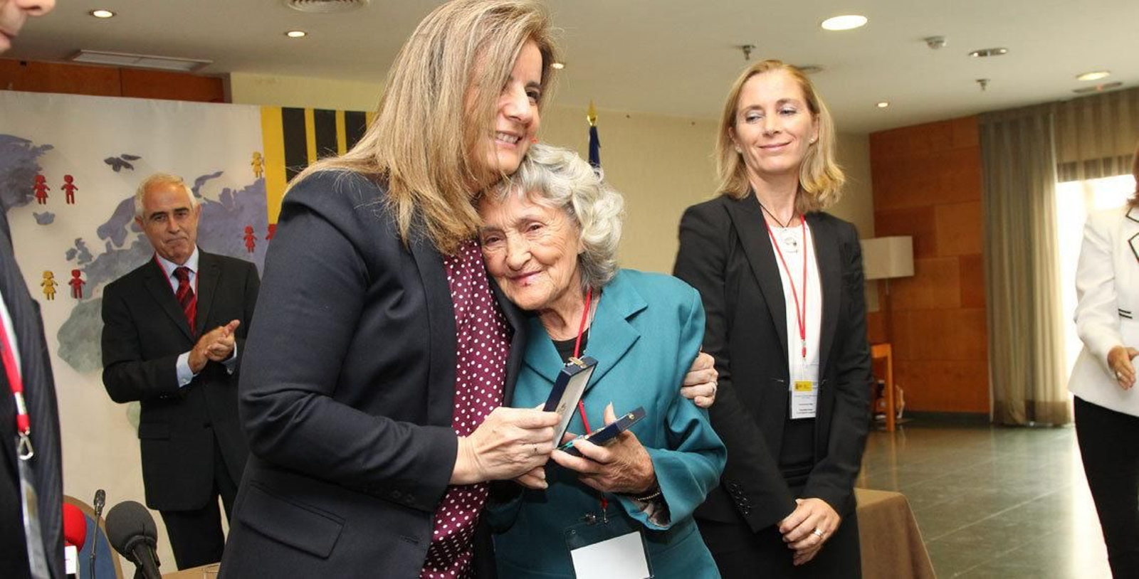 Elvia Martínez recibe el abrazo cariñoso de la ministra Fátima Báñez.