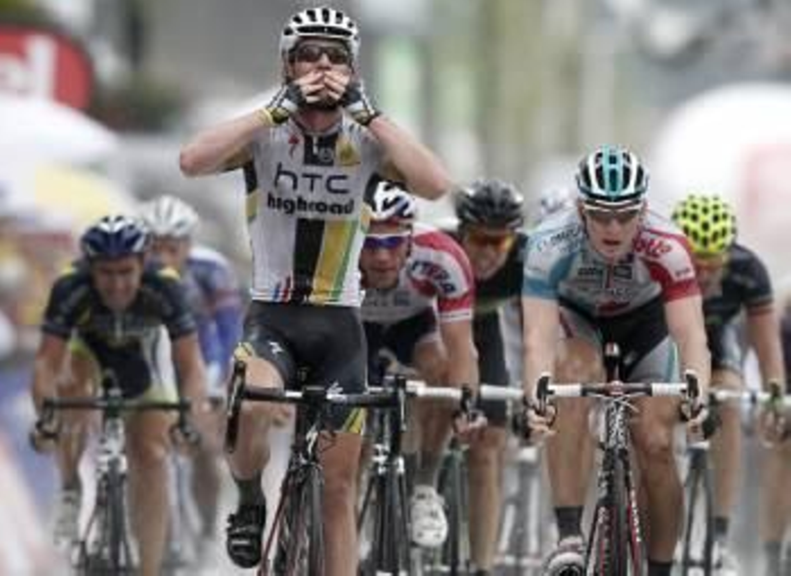 Mark Cavendish celebra su tercera victoria en la presente edición del Tour de Francia (Foto: IAN LANGSDON)