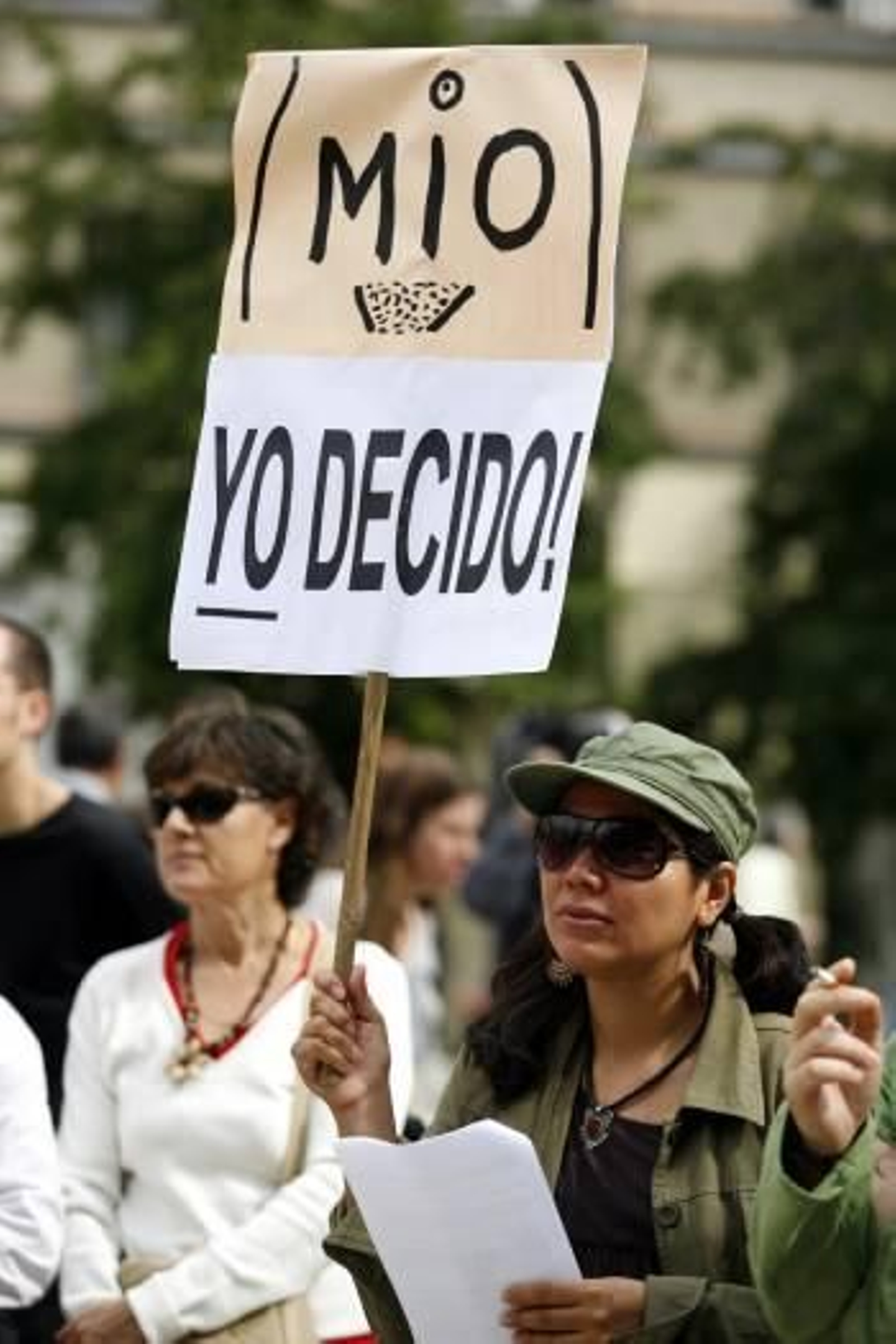Una joven muestra un cartel alusivo al derecho al aborto en una manifestación.