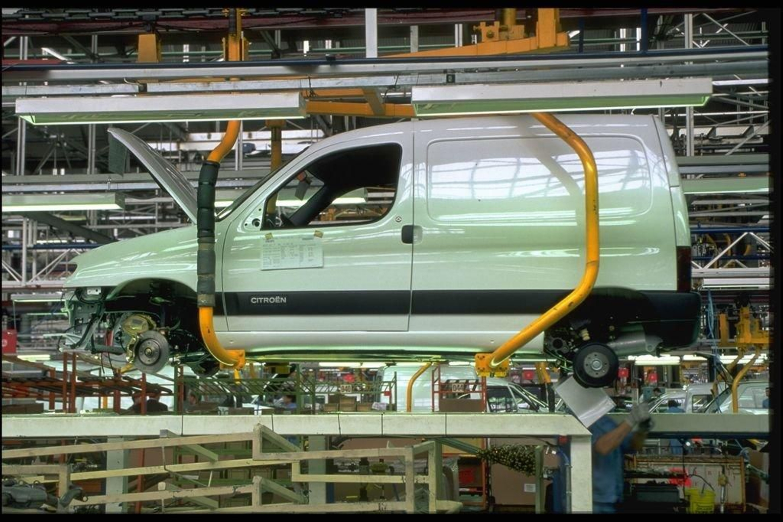 Furgoneta en montaje de la primera generación de la Berlingo en la línea de producción de PSA Vigo en 1996.