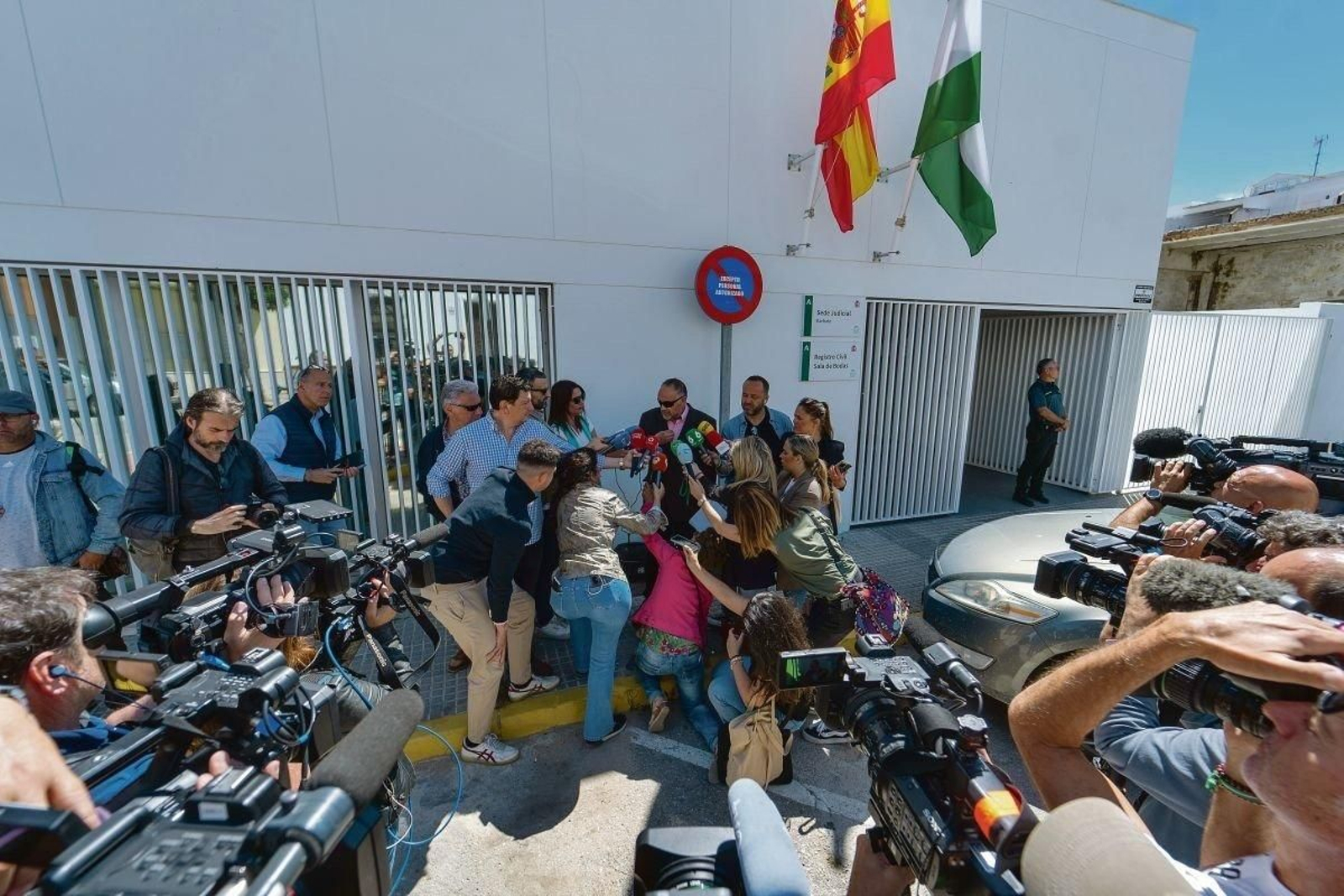 Exterior de los juzgados de Barbate, ayer durante la declaración de los agentes