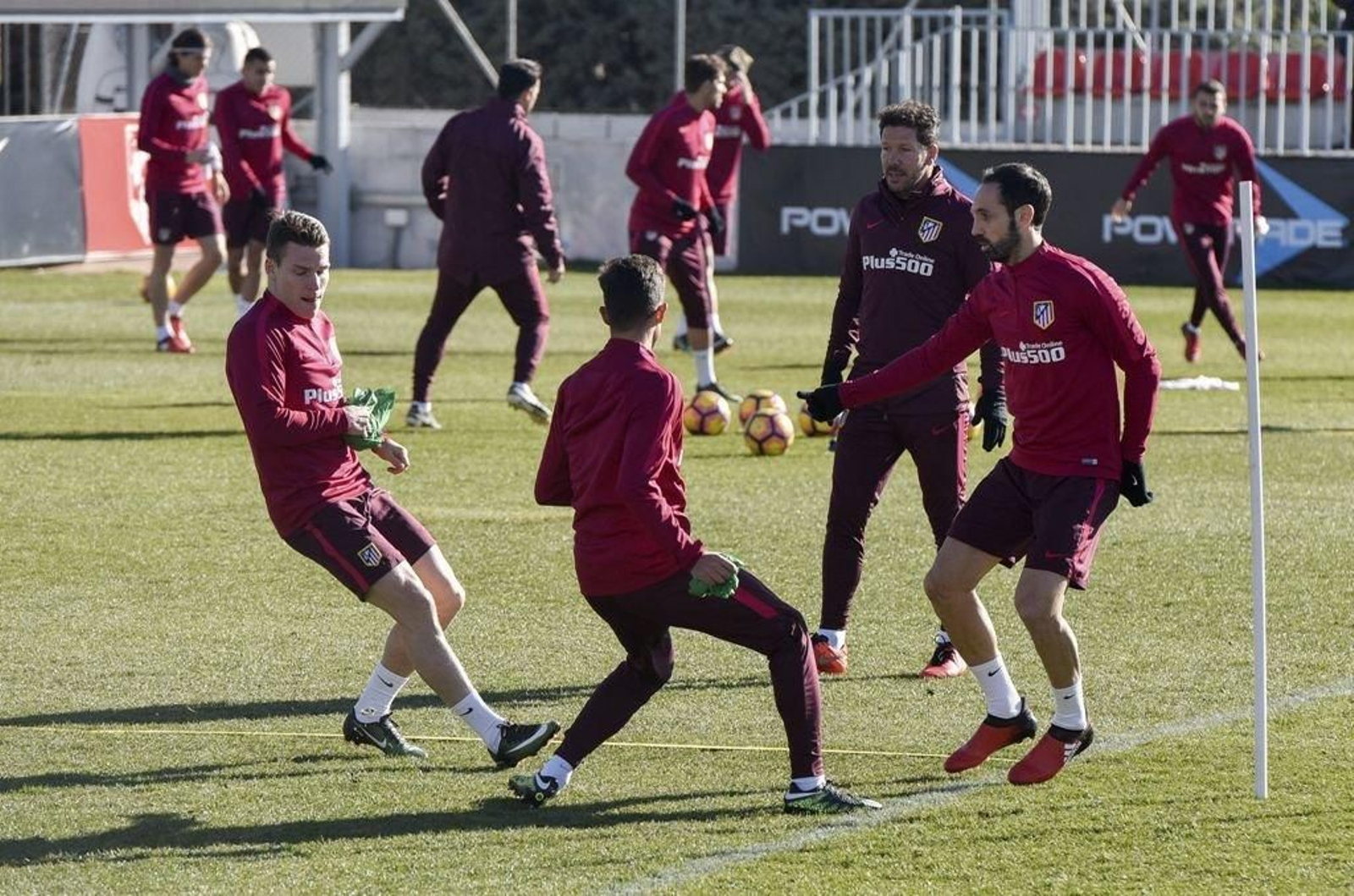 Simeone sigue el trabajo de sus jugadores en la sesión de ayer.