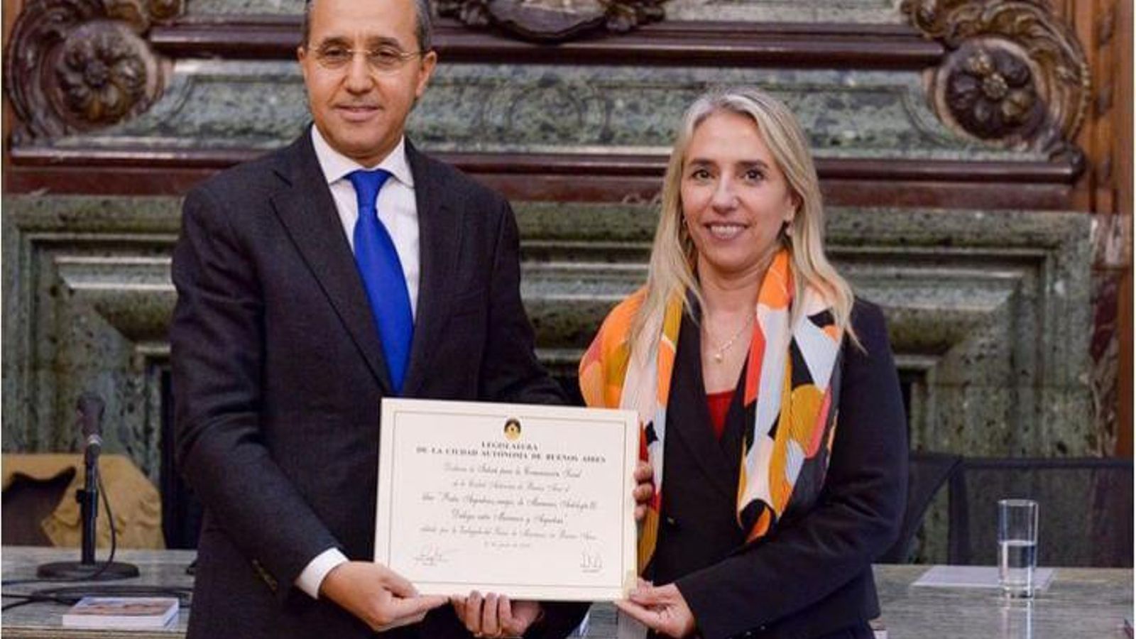 El embajador Fares Yassir y diputada Cecilia Ferrero en el momento de recibir la distinción.