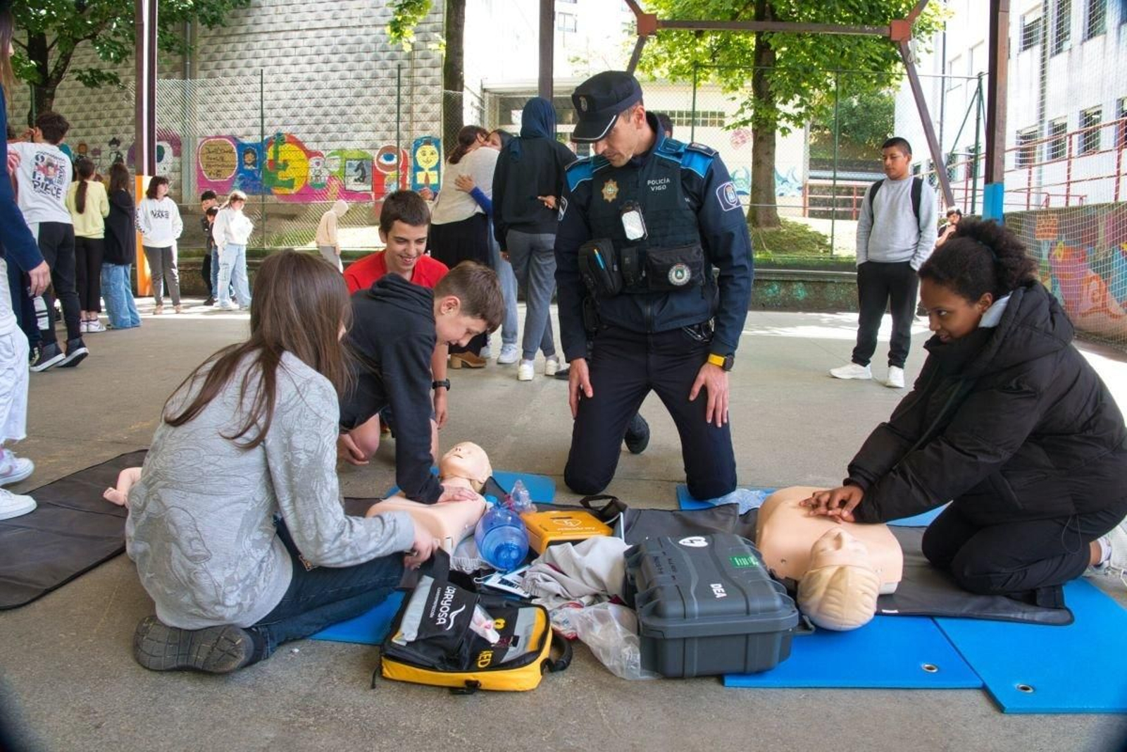 Los policías locales mostraron la RCP en adultos y en menores.