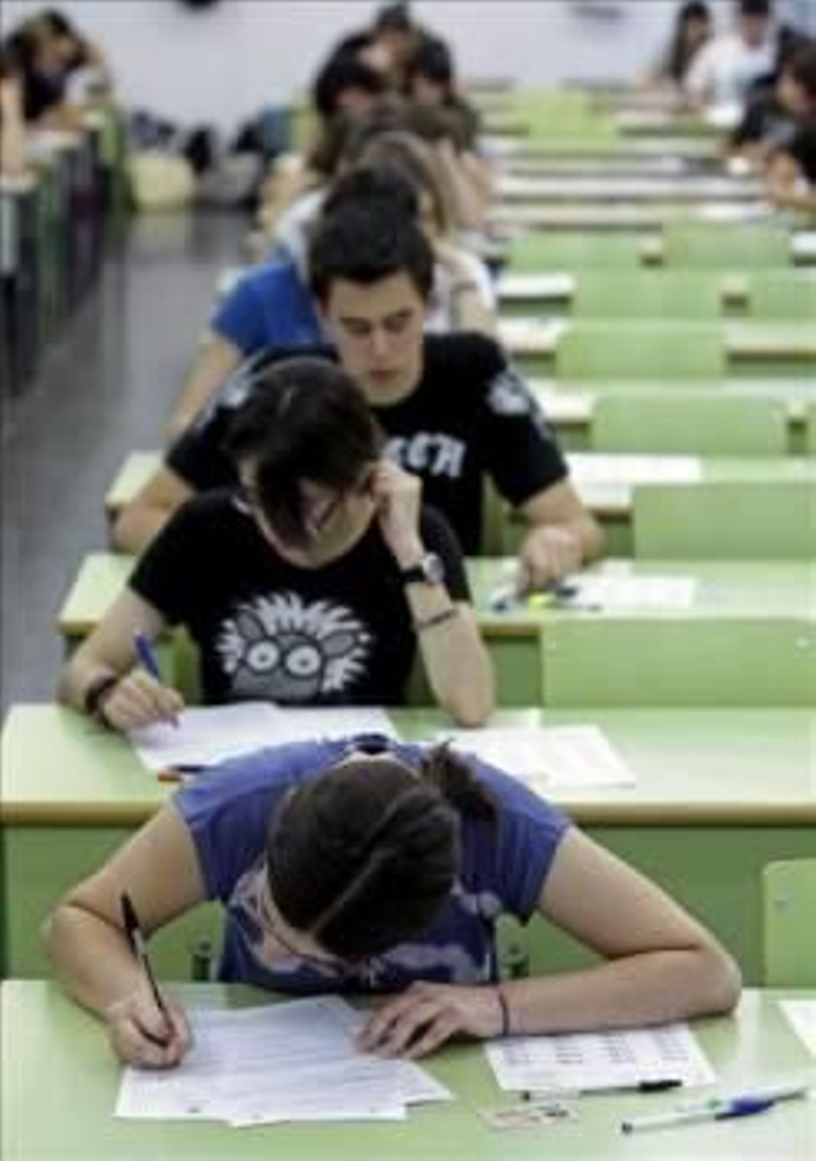 Un grupo de estudiantes mientras realizan las pruebas de la selectividad. (Foto: ARCHIVO)