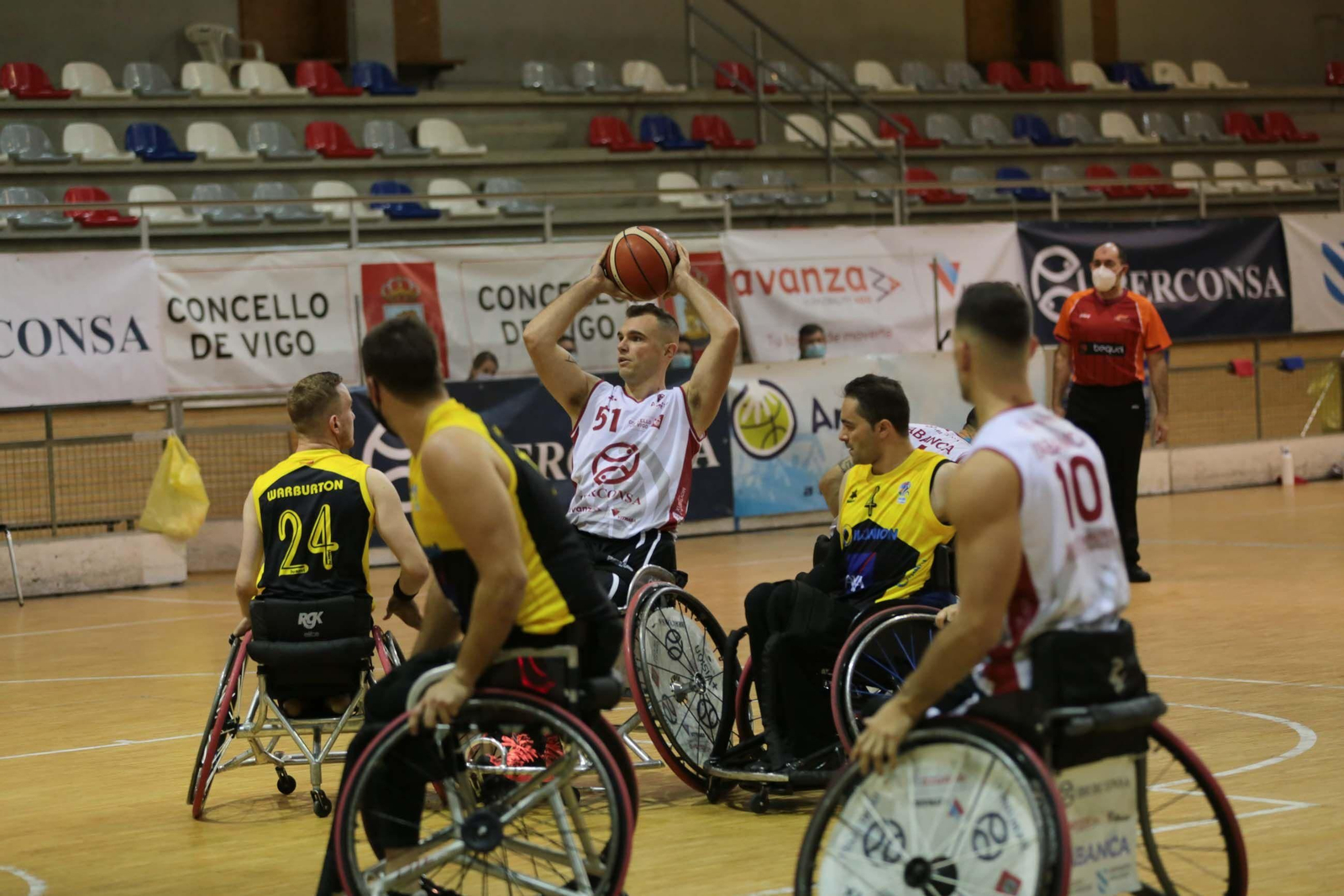 Agustín Alejos, con el balón, en el partido contra el Ilunion.