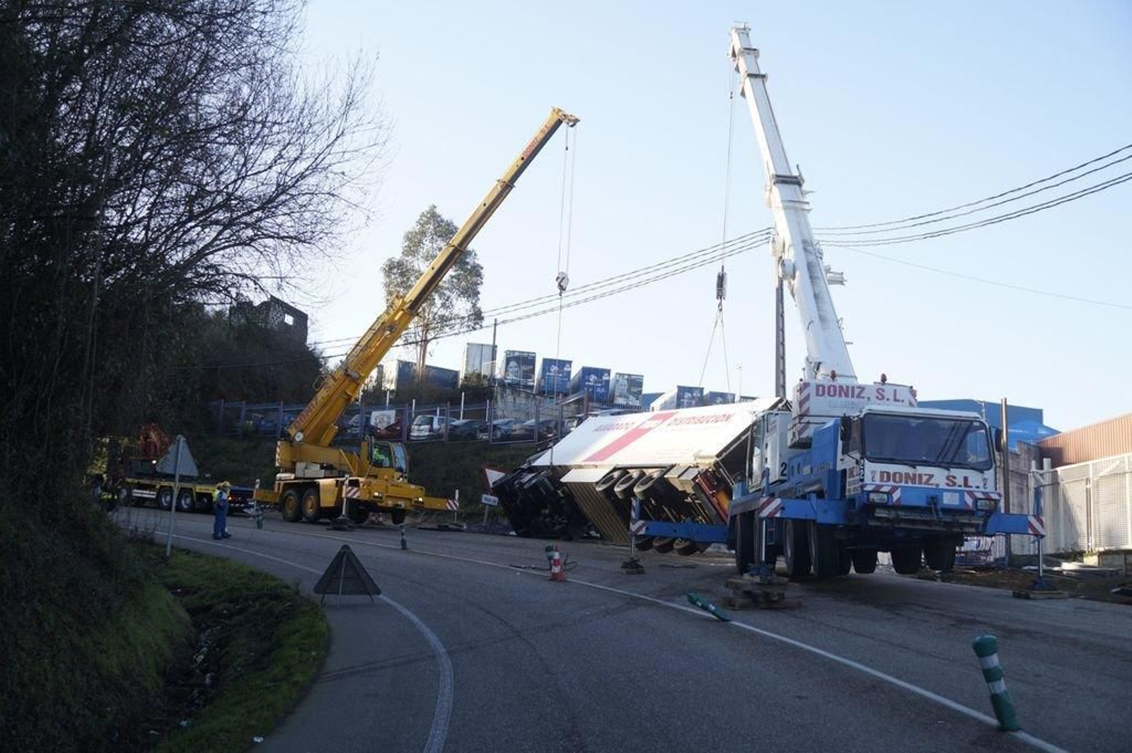 Tras el traslado del camionero herido se procedió a la retirada del vehículo.