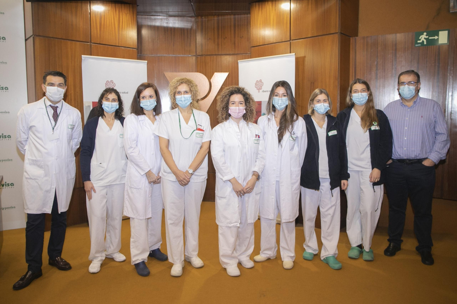 La directora de Enfermería de Povisa, Cristina Serra, en el centro de la imagen, con las gestoras de casos y el equipo directivo del hospital, esta mañana en el salón de Actos.