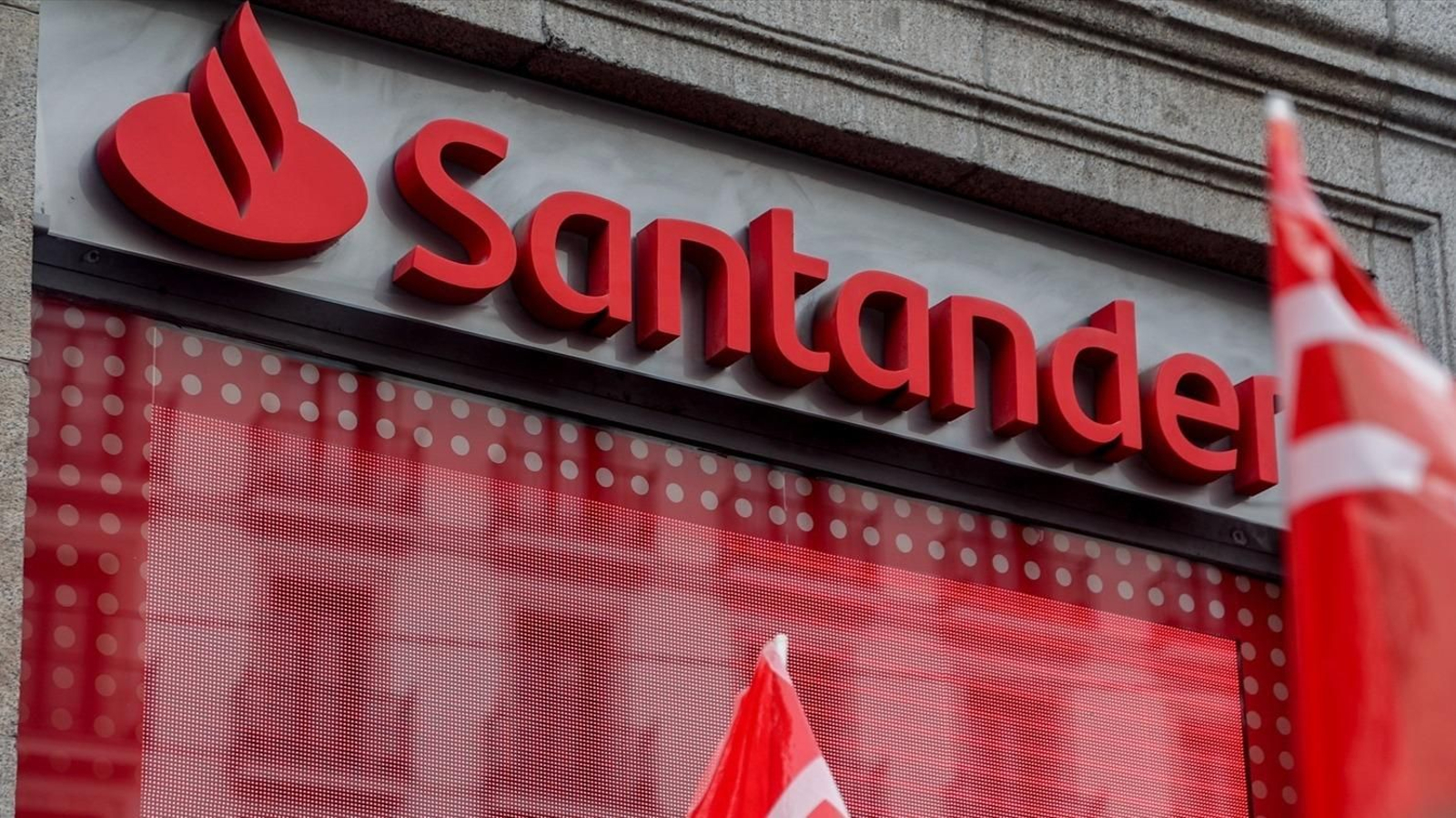 Letrero de una oficina del banco Santander. // E.P.
