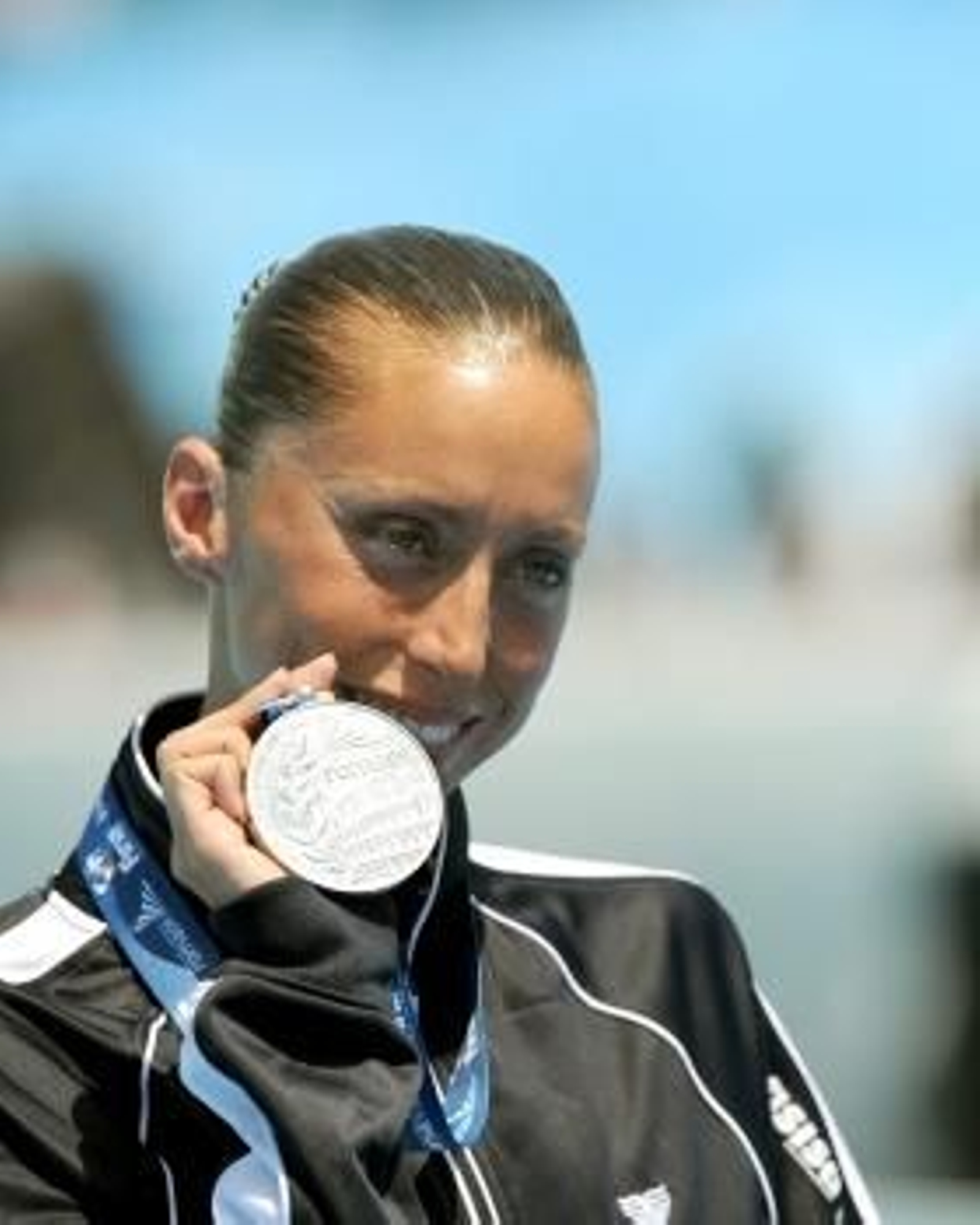 Gemma Mengual muerde su medalla. (Foto: EFE)