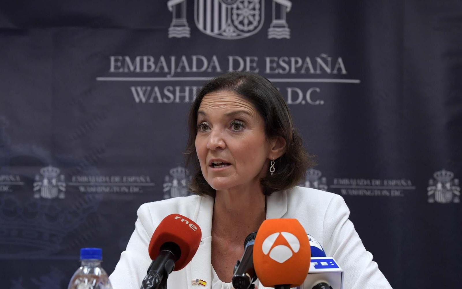 La ministra española de Industria, Comercio y Turismo, Reyes Maroto, en la rueda de prensa en la embajada de España en Washington (EE. UU).. EFE/Lenin Nolly