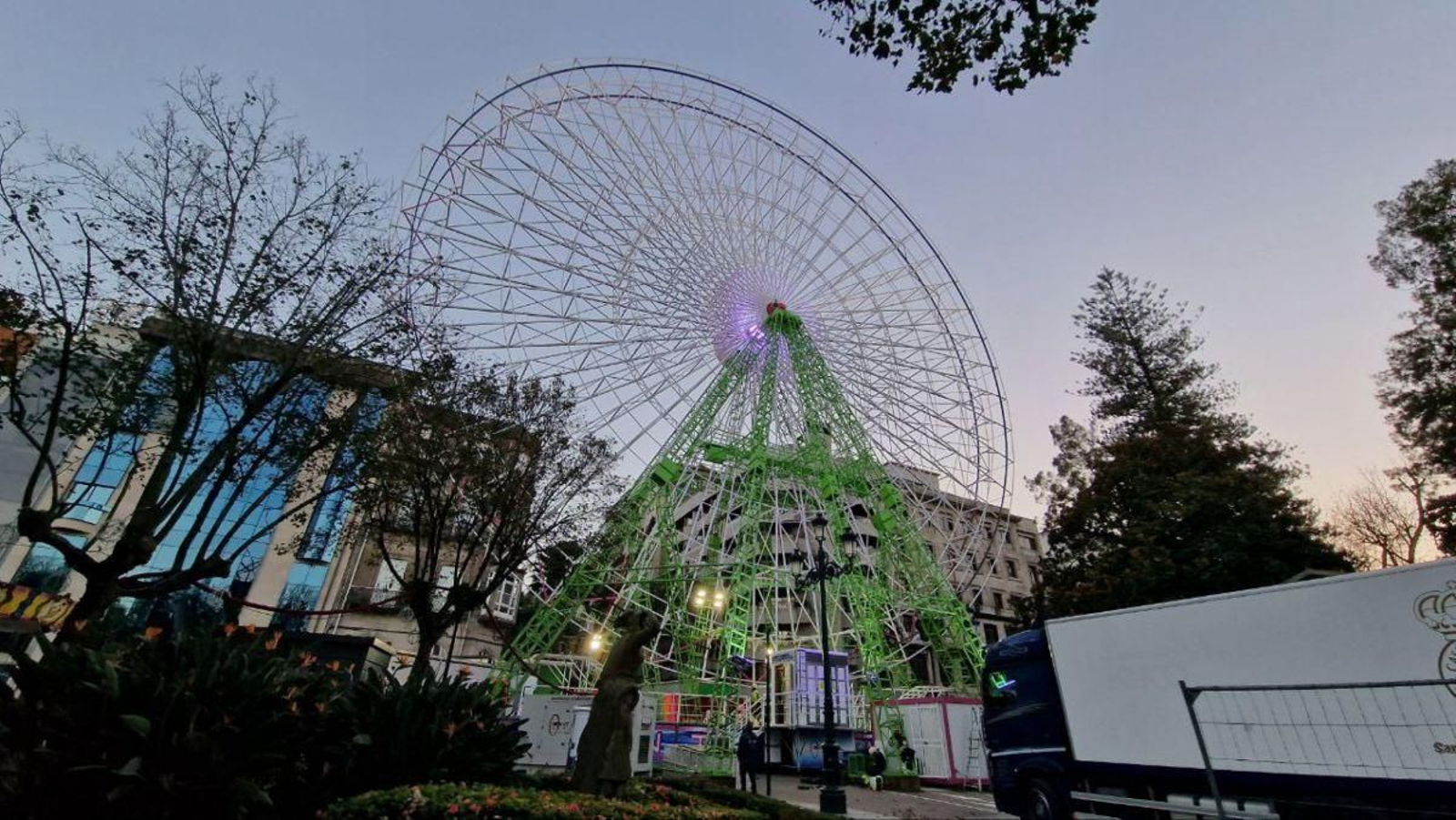 La noria, con 60 metros de alto, ultima su instalación.