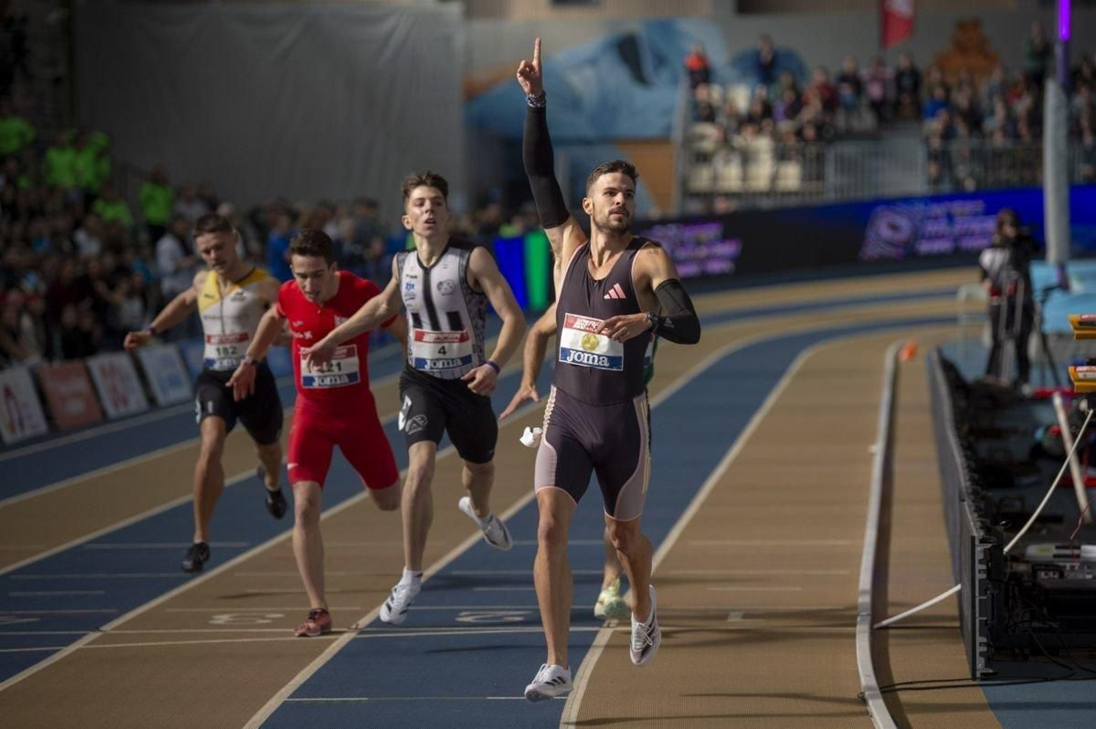 Jacobo Soler, dorsal 182, cruza la línea de llegada por la parte exterior en la victoria de Husillos.