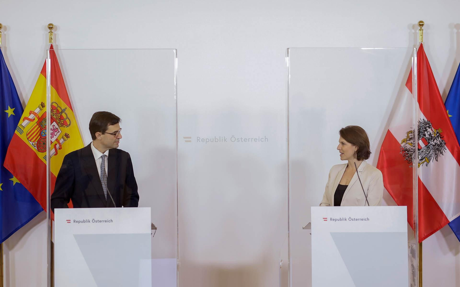 El secretario de Estado para Asuntos Europeos de España, Juan González-Barba junto a la ministra austríaca para Europa, Karoline Edtstadler. EFE/ Andy Wenzel/Cancillería de Austria (BKA)