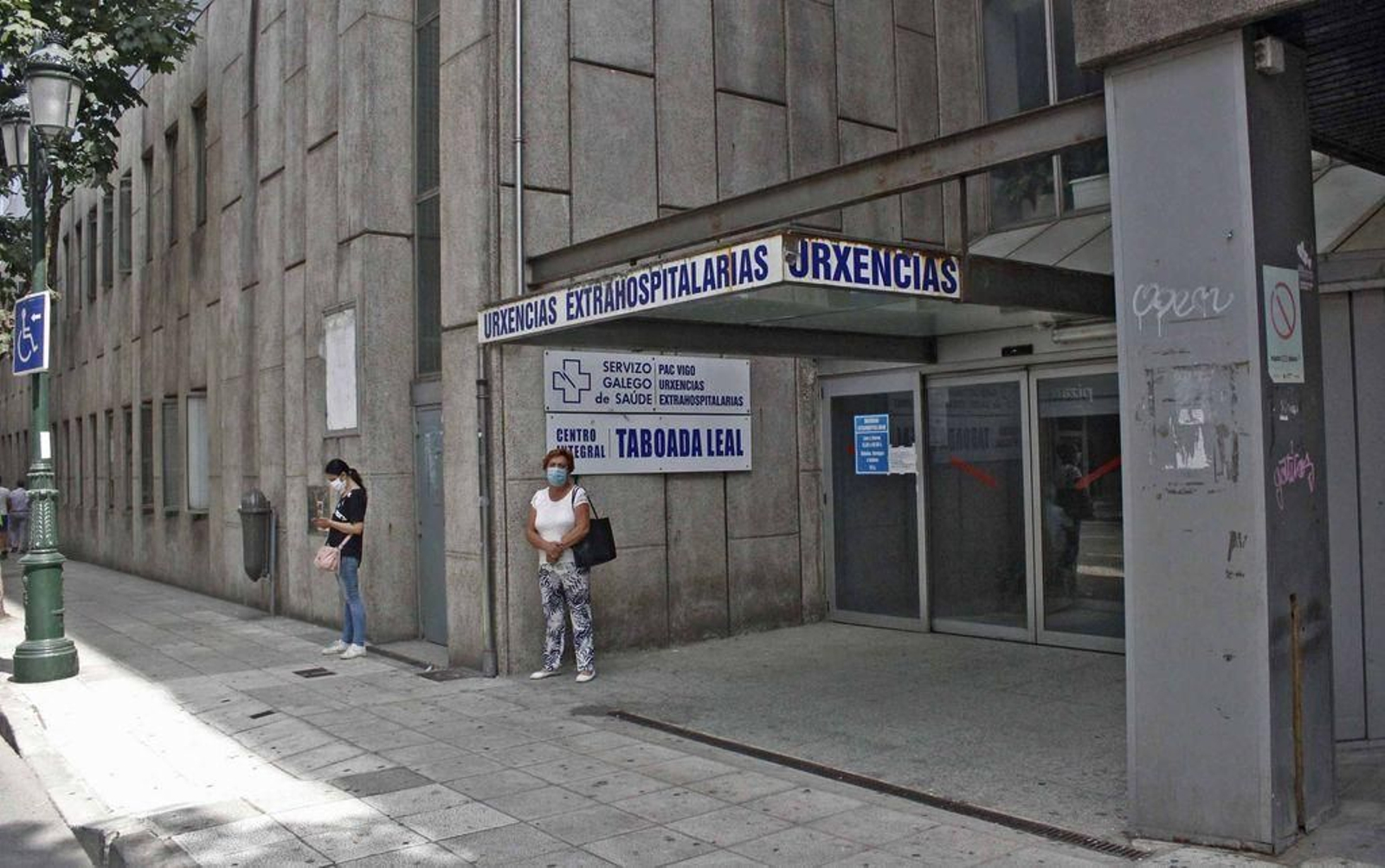 Los pacientes deben esperar en la calle cuando se llena la sala de espera del PAC.