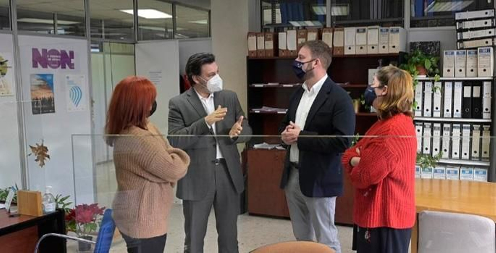 El secretario xeral da Emigración y el delegado de la Xunta en A Coruña, en su visita a la Oficina del retorno de la ciudad herculina