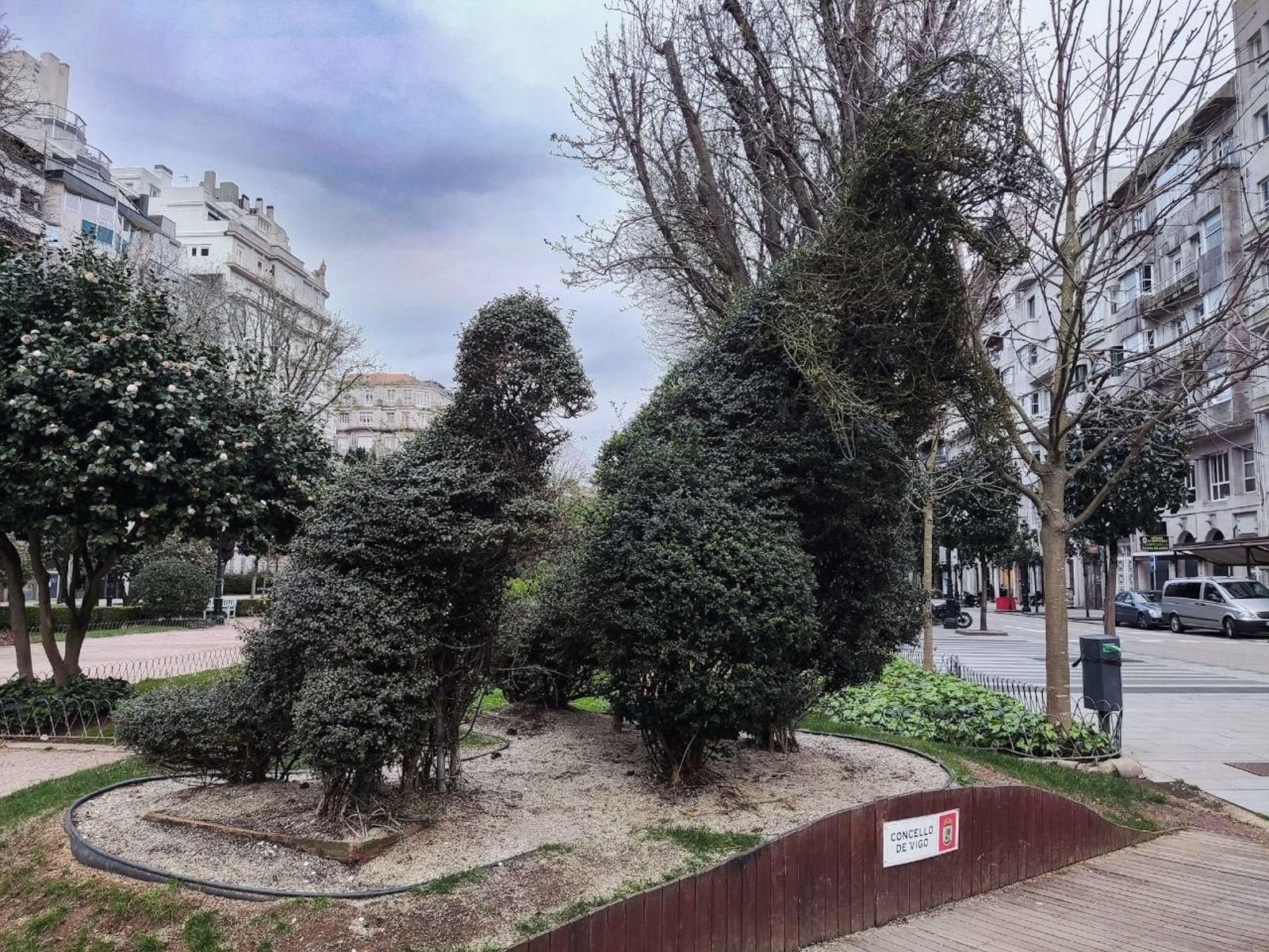 El estado actual de Dinoseto y Dinosetiño, instalados en la Alameda. // Vicente Alonso