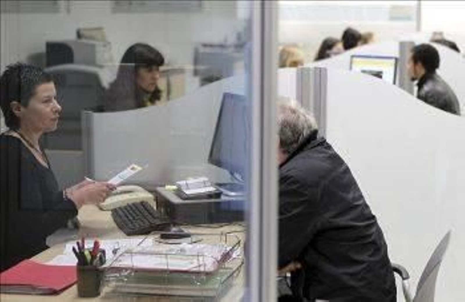 En la imagen, oficina en la que trabajan oficinas públicas.