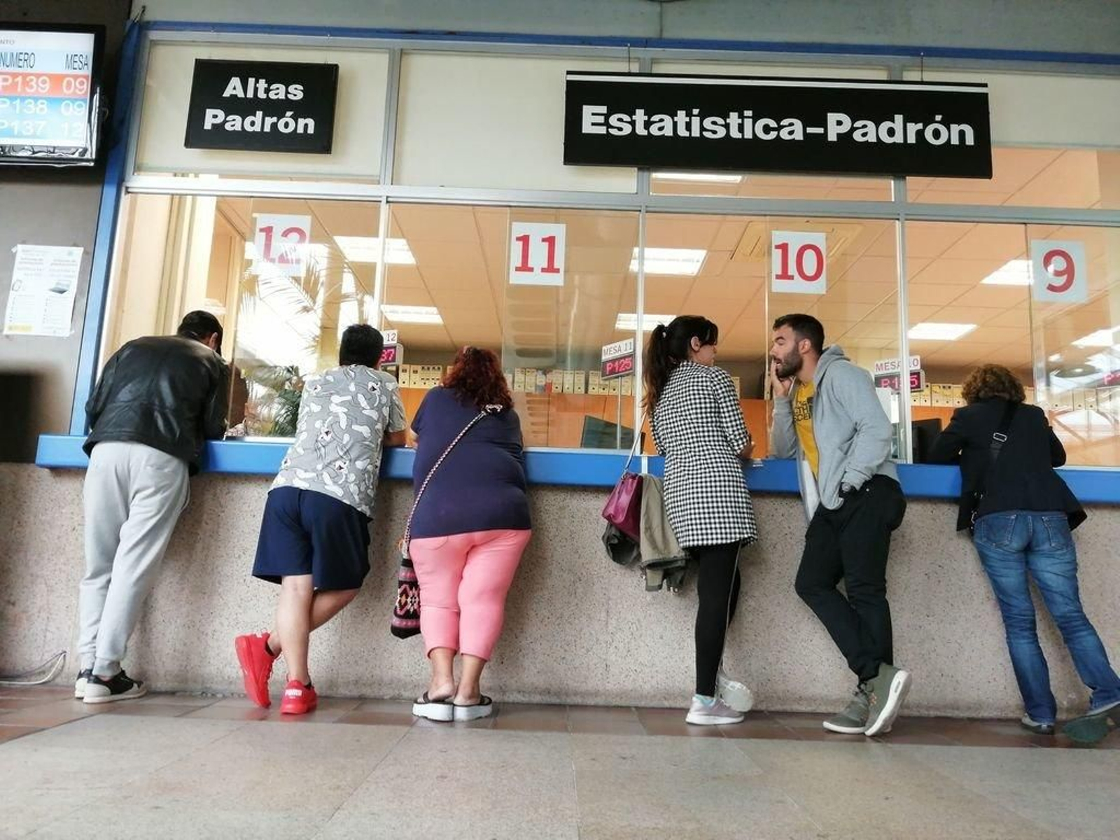 La oficina municipal de estadística y padrón, siempre muy concurrida.