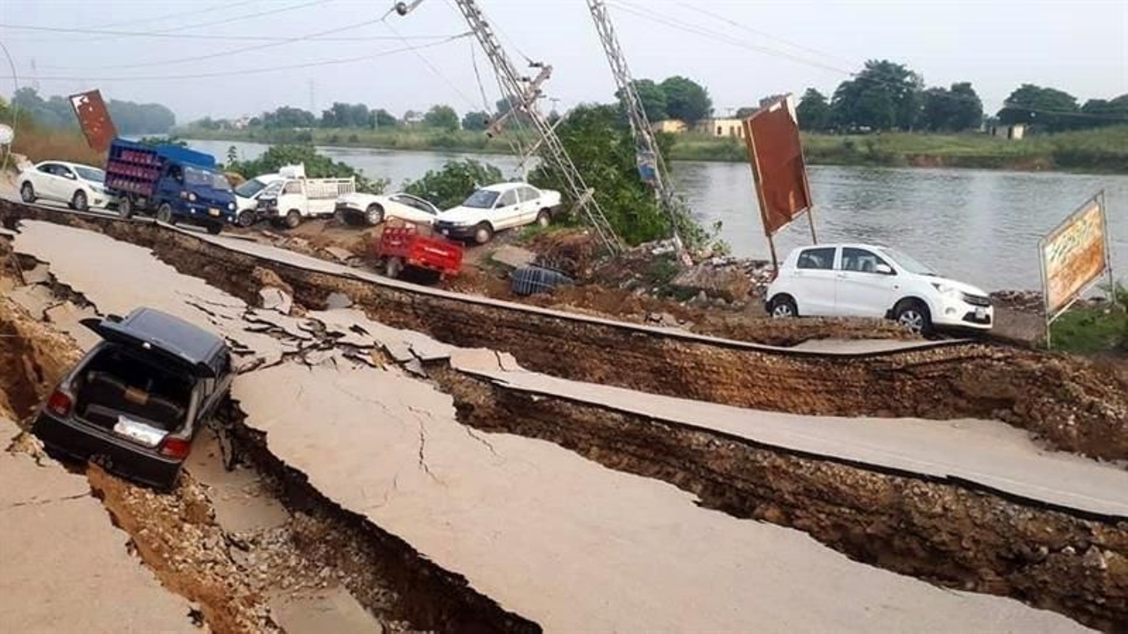 Destrozos causados por el fuerte seísmo en Pakistán.