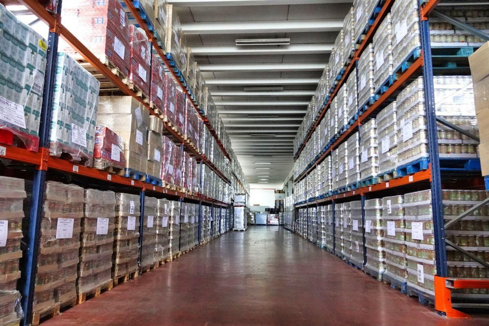 El almacén del Banco de Alimentos está lleno porque acaban de recibir el segundo lote del fondo europeo.