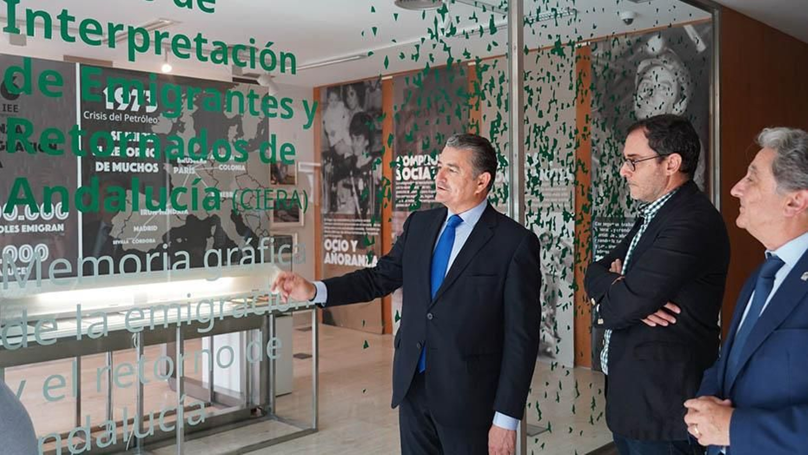 Antonio Sanz, acompañado del resto de autoridades, recorre las instalaciones del Museo de la Autonomía, sede de la exposición.