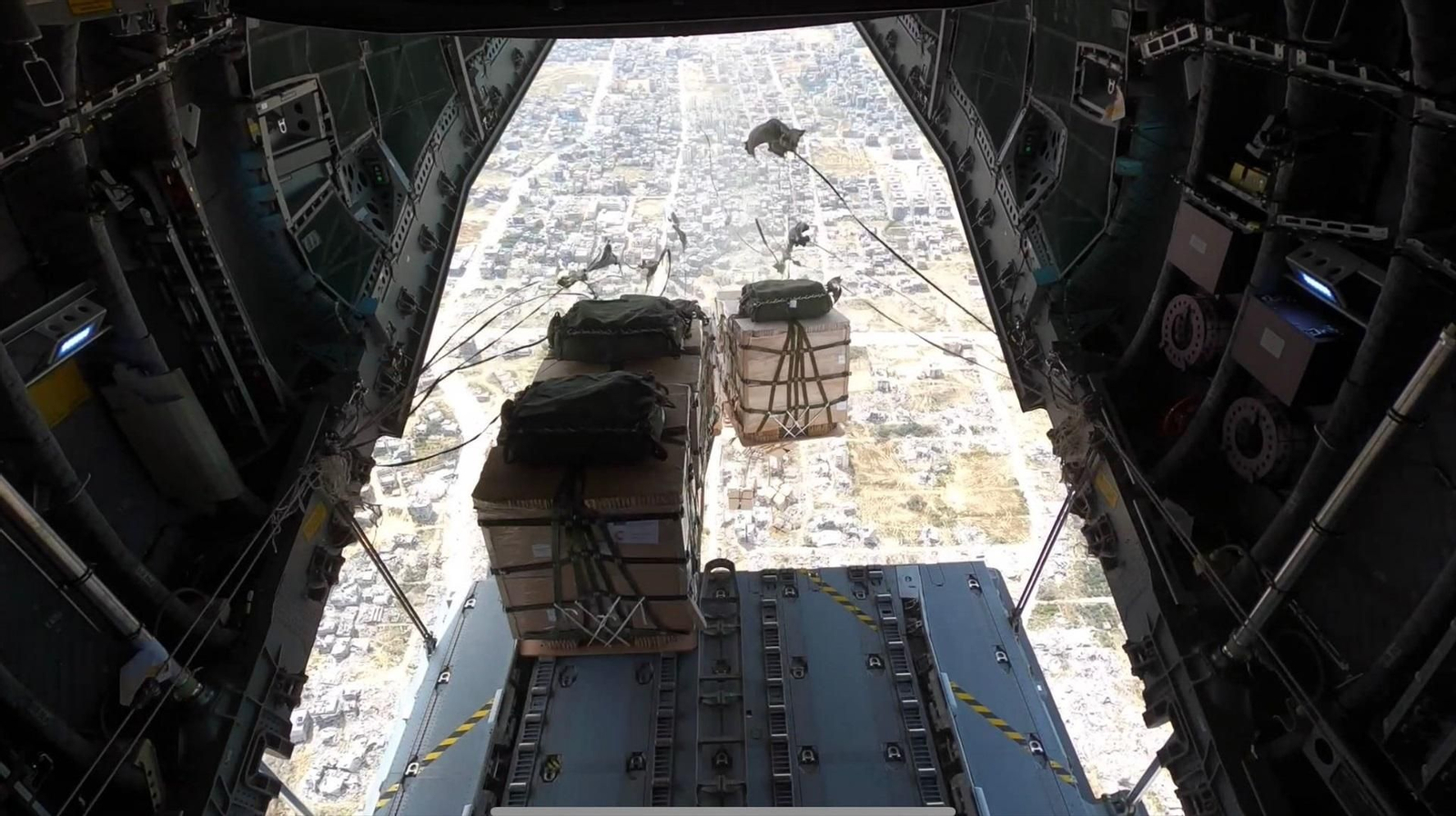 El Ejército de España lanza paquetes de comida a la población de Gaza. // Europa Press