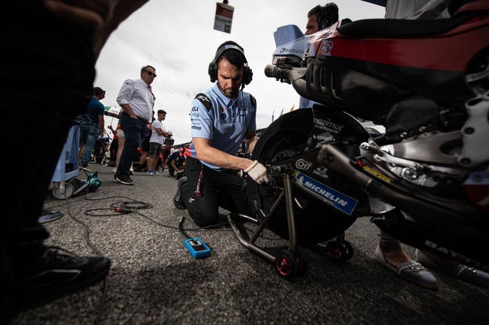 David Castañeda ejerce de mecánico en el equipo Gresini del Campeonato del Mundo.