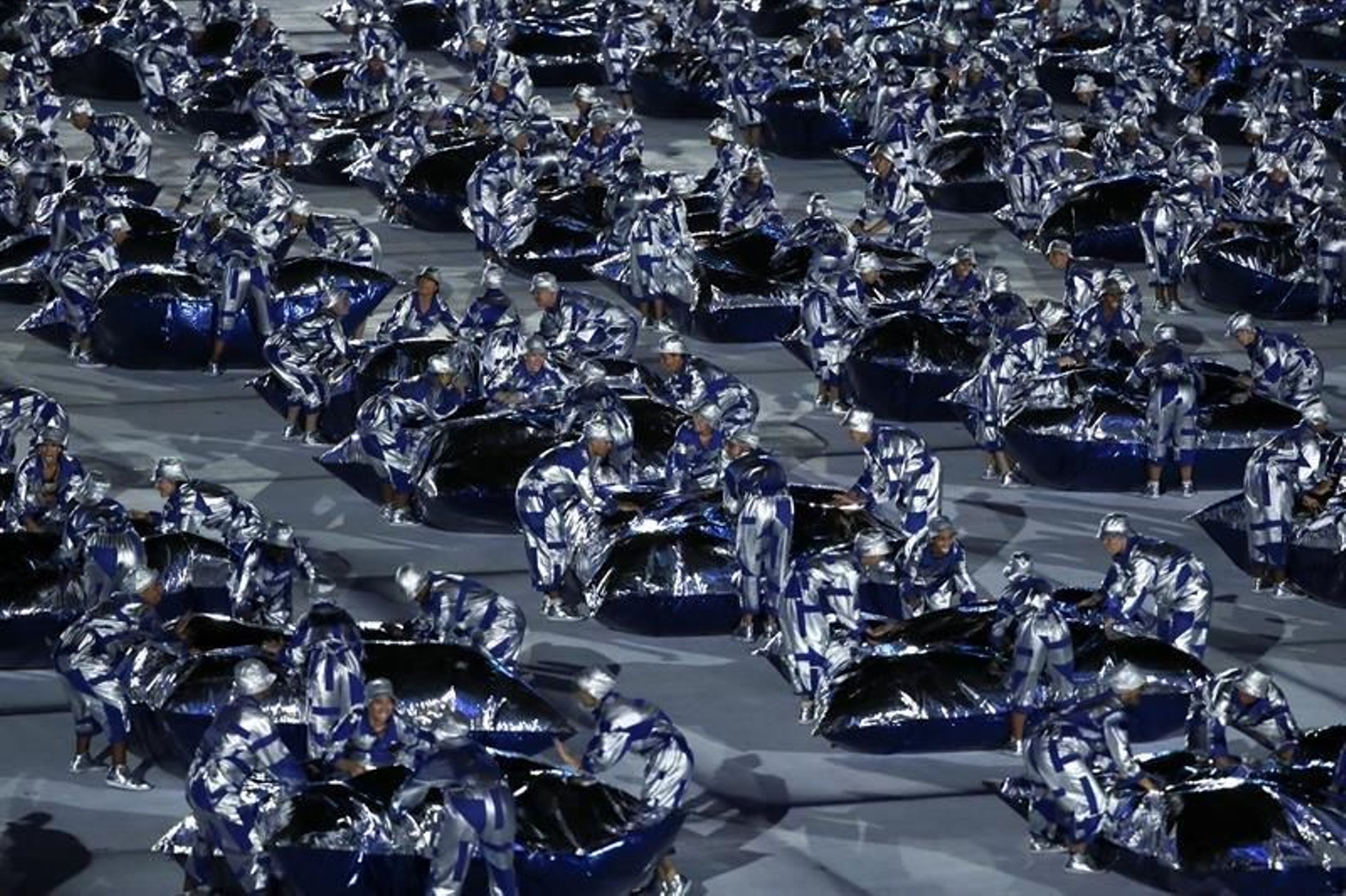 Bailarines se presentan en la ceremonia de inauguración de los Juegos Olímpicos Río 2016