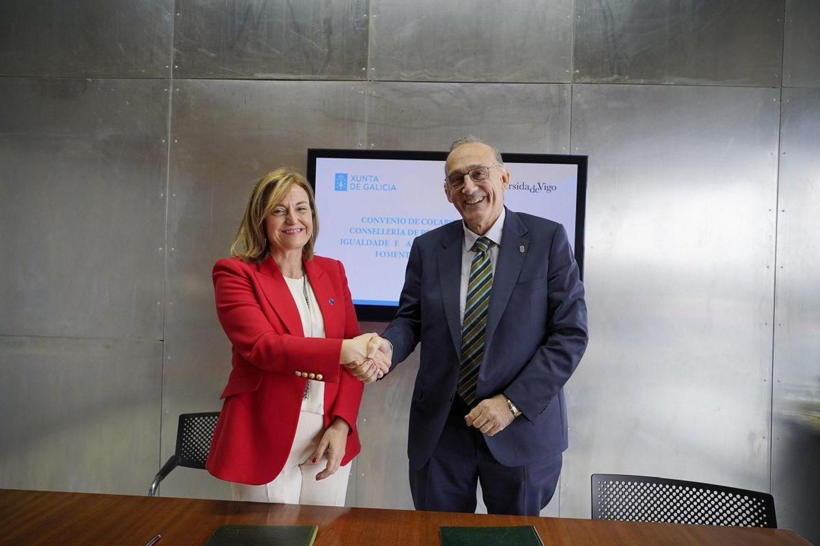 La conselleira de Promoción del Empleo e Igualdad Elena Rivo con el rector Manuel Reigosa tras firmar el acuerdo.