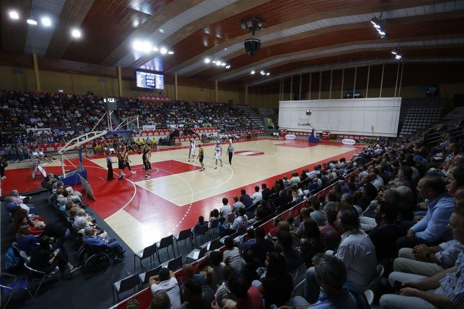 El pabellón de As Travesas registró una buena entrada con la gente concentrada en las gradas laterales.