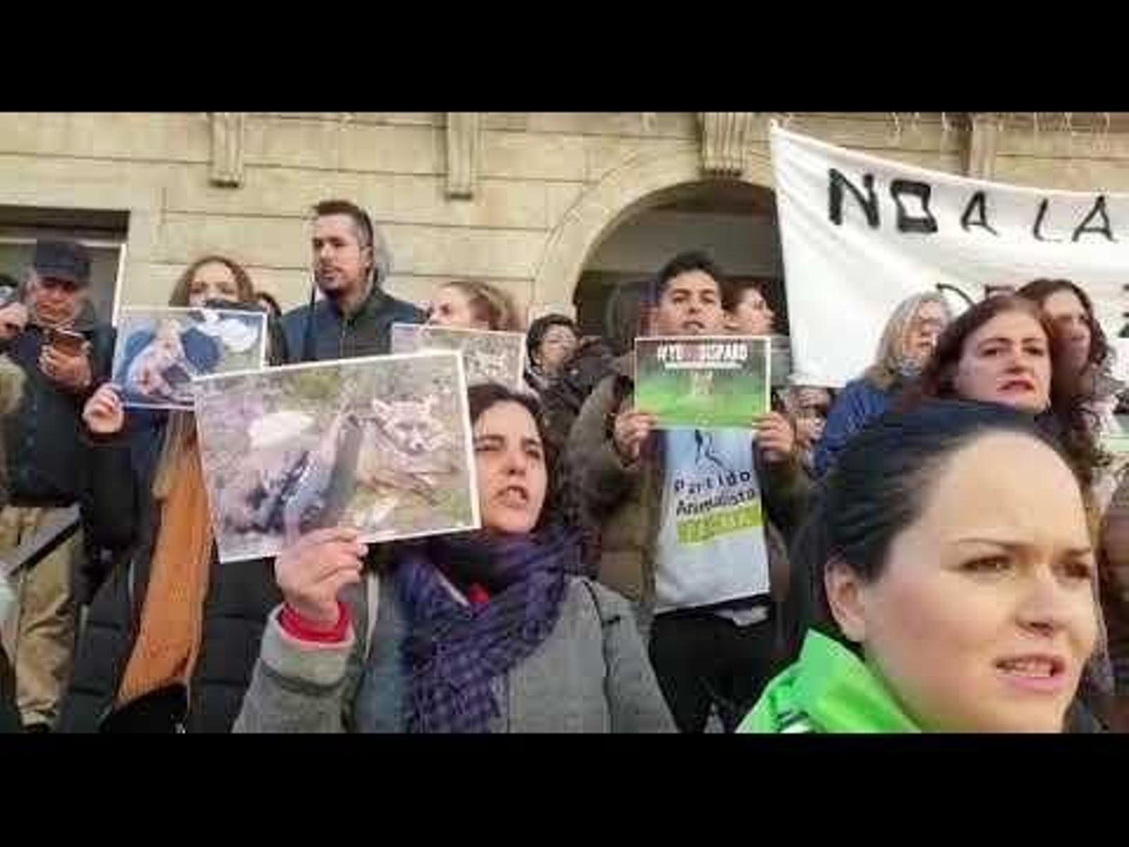 El Partido Animalista protesta en Vigo por la apertura de la temporada de caza de zorros en Galicia