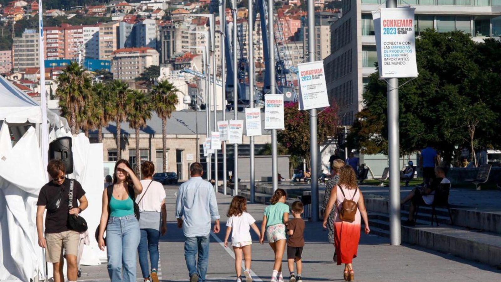 Zonas del centro como el paseo de As Avenidas, engalanadas con banderolas de Conxemar.