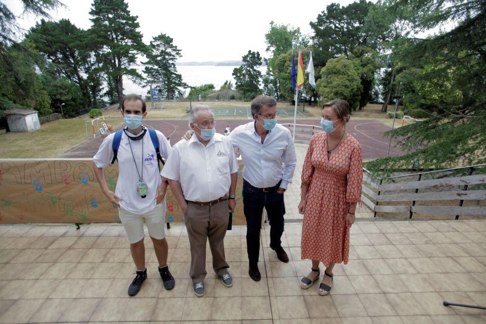 Feijóo y Fabiola García posan con directivos del albergue juvenil Marina Española, en Bergondo.