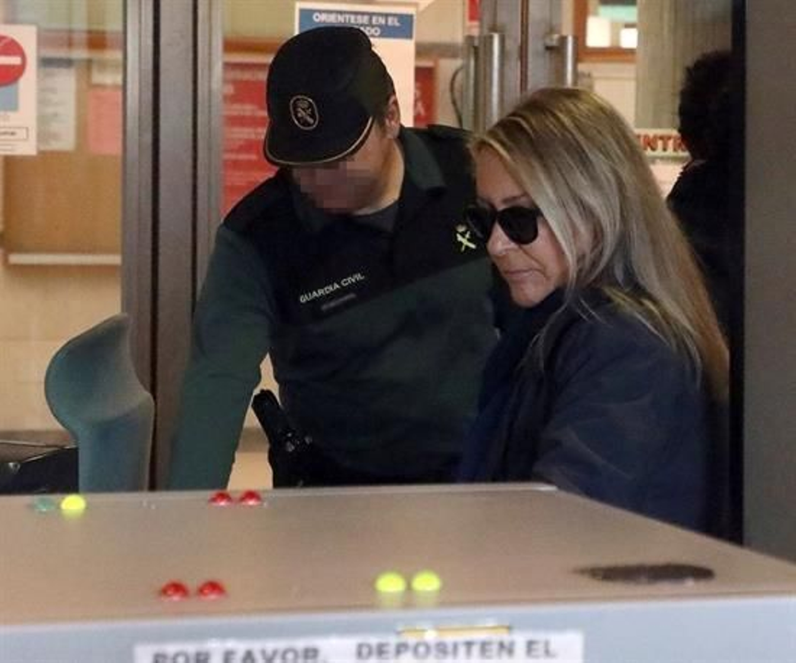 La viuda del escritor Camilo José Cela, Marina Castaño, a la entrada de los juzgados de la Audiencia Provincial de La Coruña