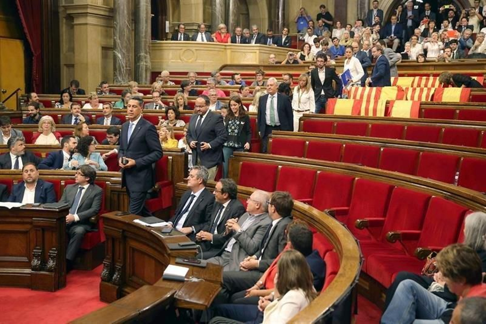 Los miembros de la oposición, abandonando el pleno momentos antes de la votación de la ley.