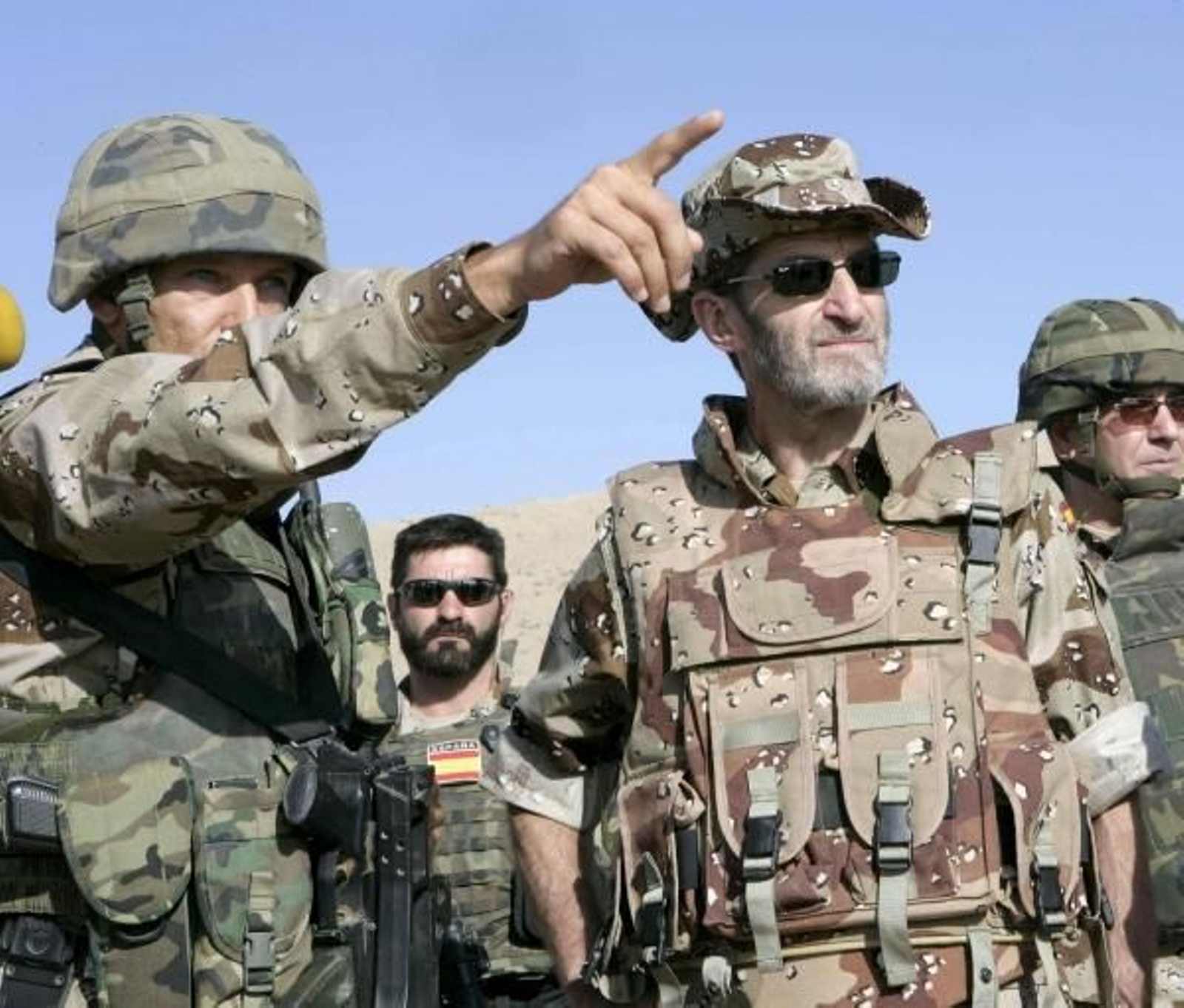 El JEMAD, Julio Rodríguez, habla con uno de los militares españoles destinados en Afganistán. (Foto: EFE)