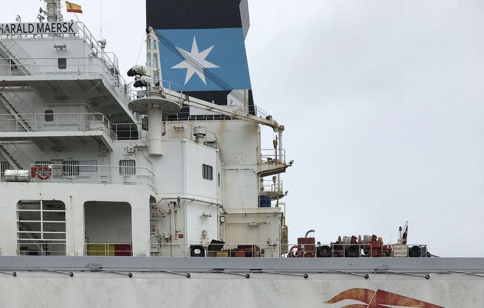 La tripulación realizó diversos trabajo en la cubierta del petrolero durante la mañana.