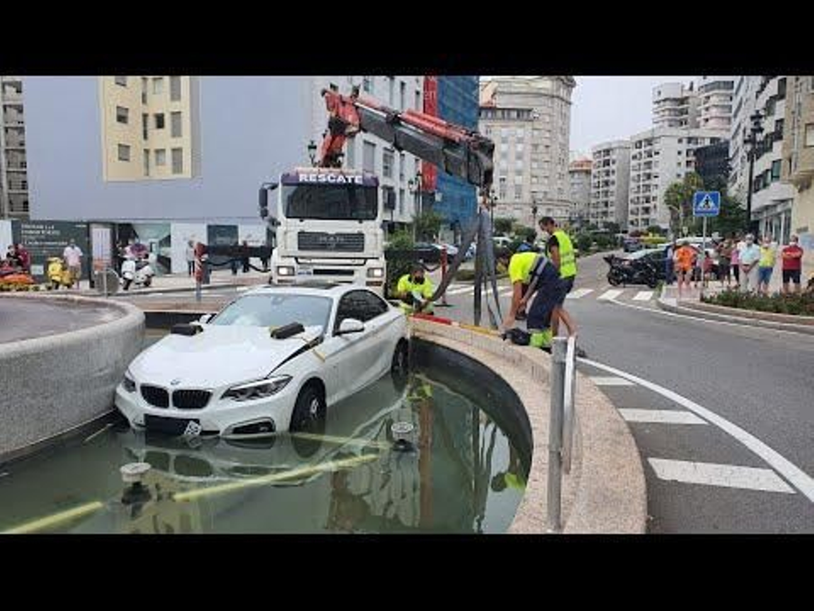 Un vehículo acabó en el interior de la fuente luminosa de Rosalía de Castro