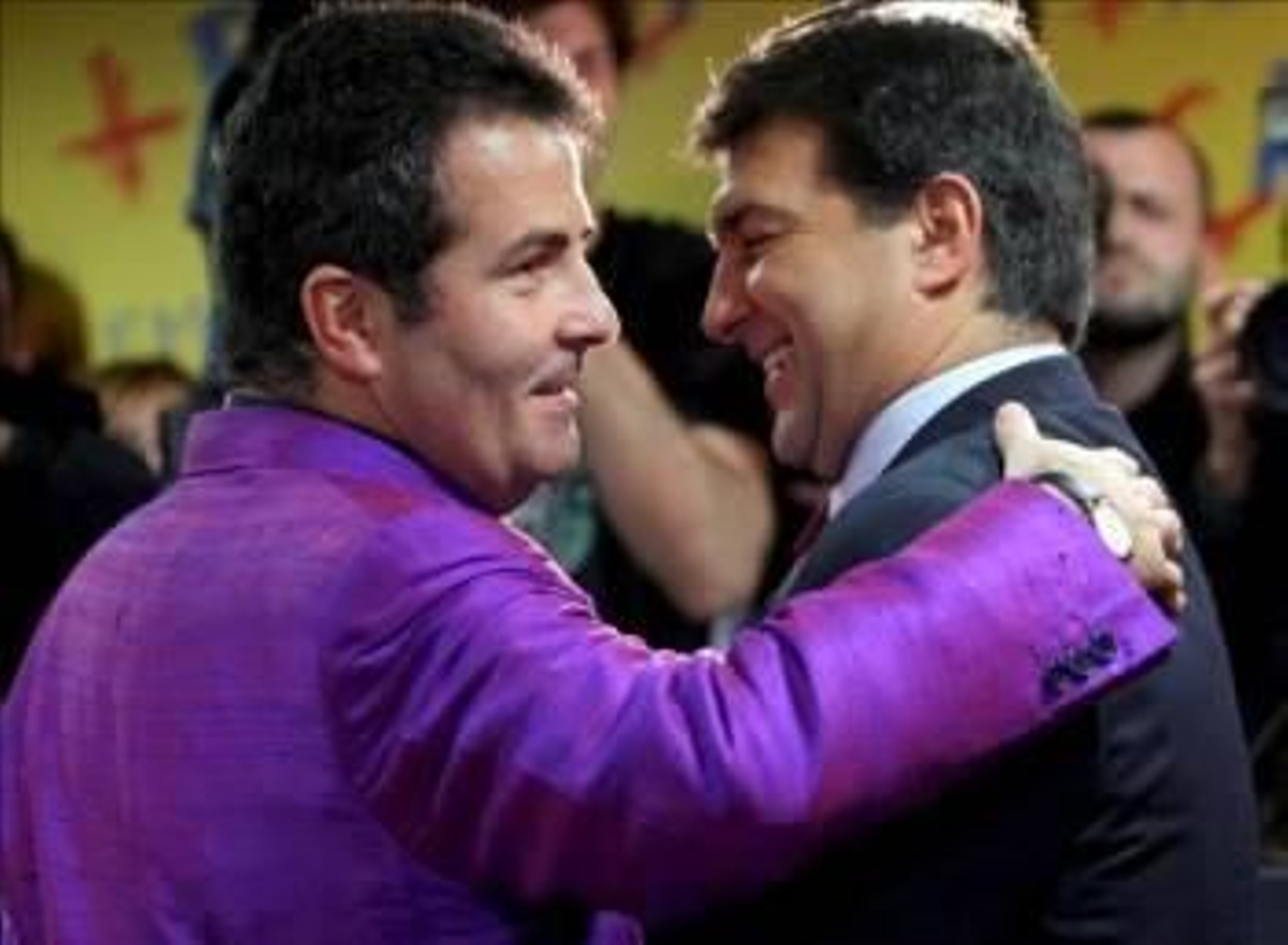 El presidente del F.C.Barcelona, Joan Laporta (d), saluda al economista y tesorero del club, Xavier Sala.