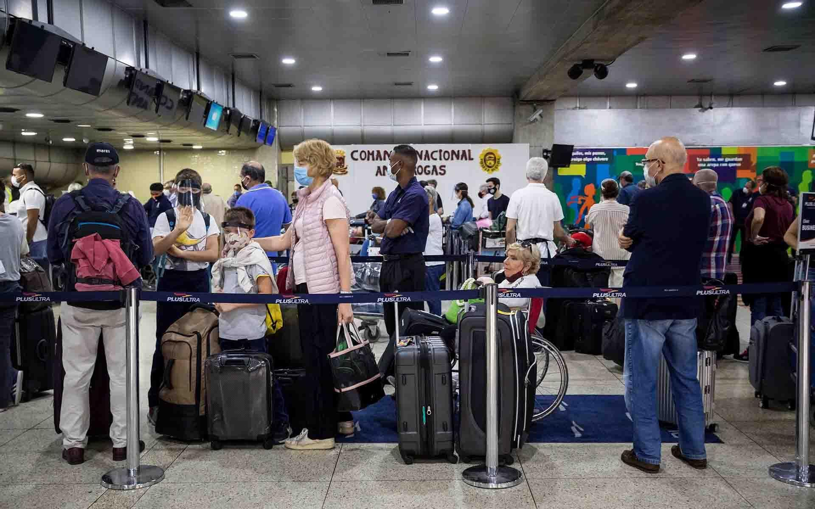 Un grupo de personas hacen fila para registrar su equipaje en el Aeropuerto Internacional Simón Bolívar. Foto EFE/MIGUEL GUTIERREZ