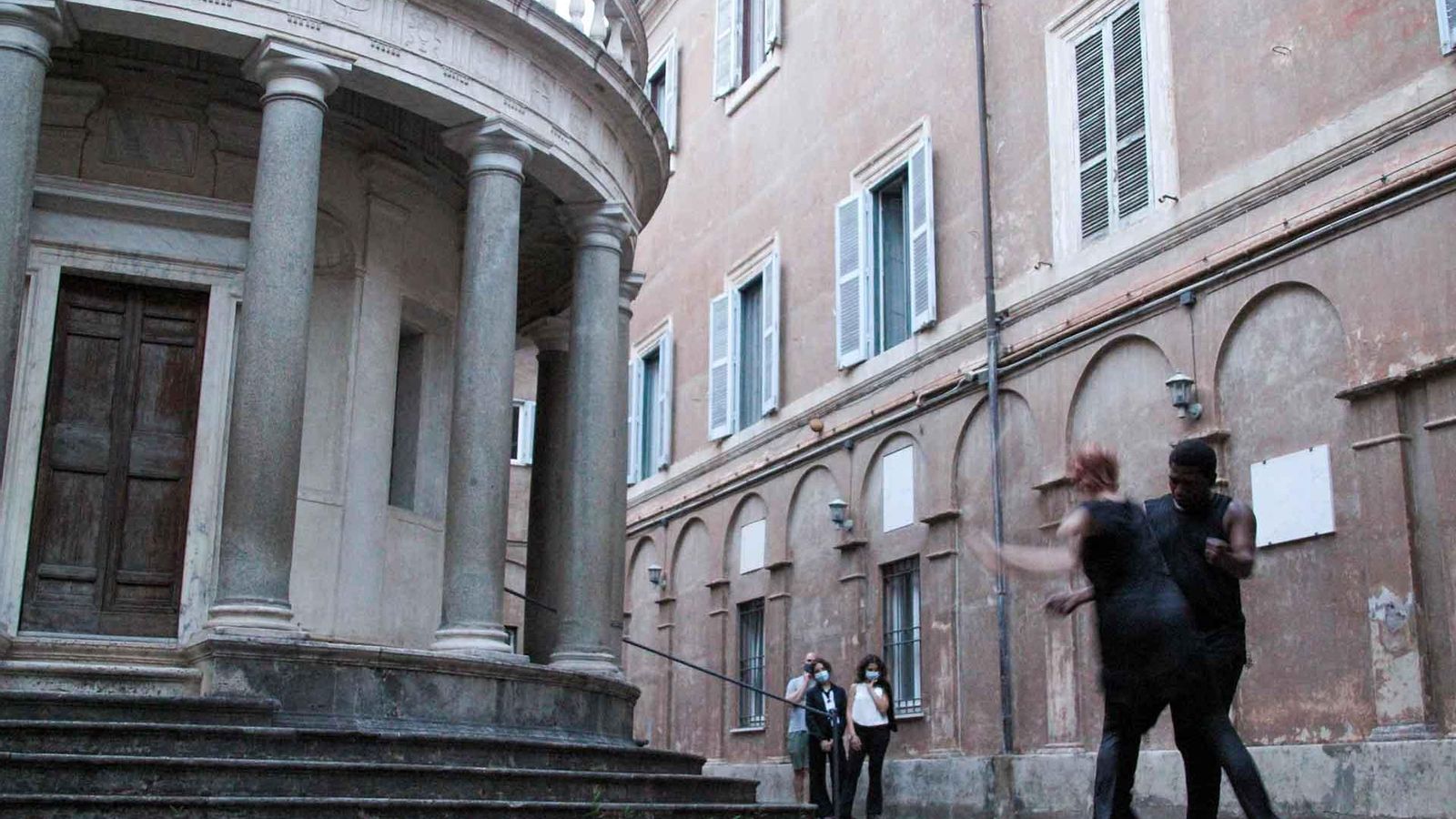 GRAF3622. ROMA, 19/06/2021.- Unos bailarines interpretan una de las piezas de la coreógrafa española La Ribot durante la presentación este sábado en la Real Academia de España en Roma de 