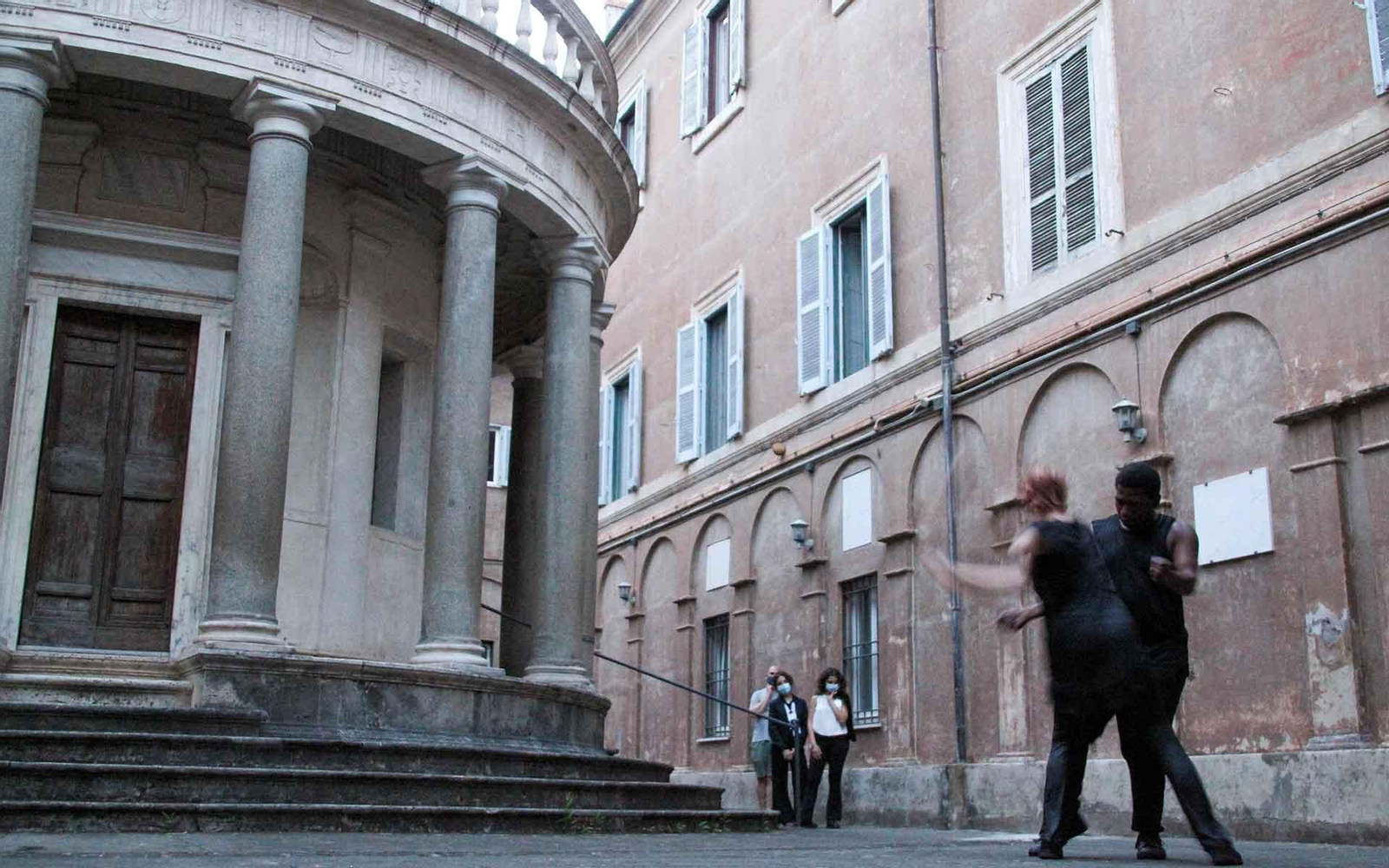Archivo. Unos bailarines interpretan una de las piezas de la coreógrafa española La Ribot en una presentación en la Real Academia de España en Roma. EFE/ Mercedes Ortuño Lizarán