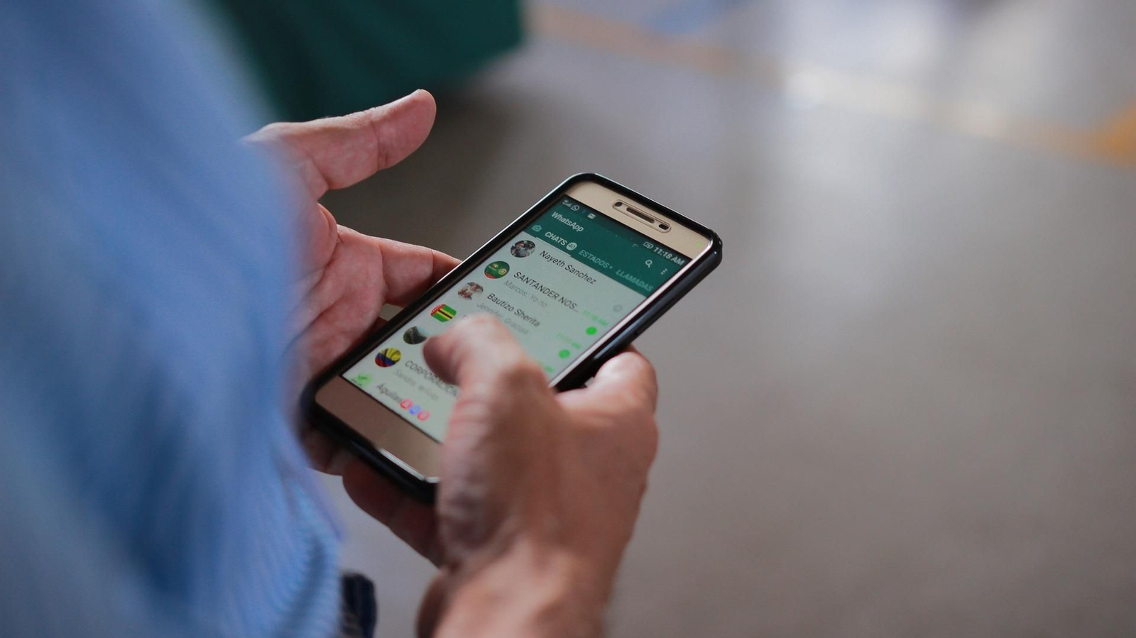 Una persona utilizando WhatsApp en su móvil.