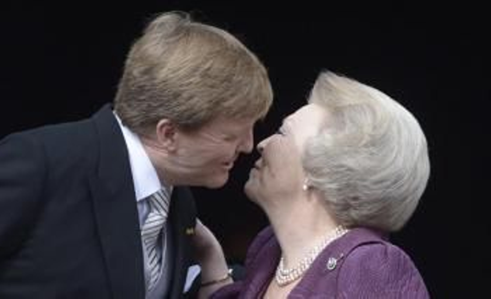 La princesa Beatriz de Orange (dcha), besa a su hijo, el nuevo rey Guillermo-Alejandro (izq)