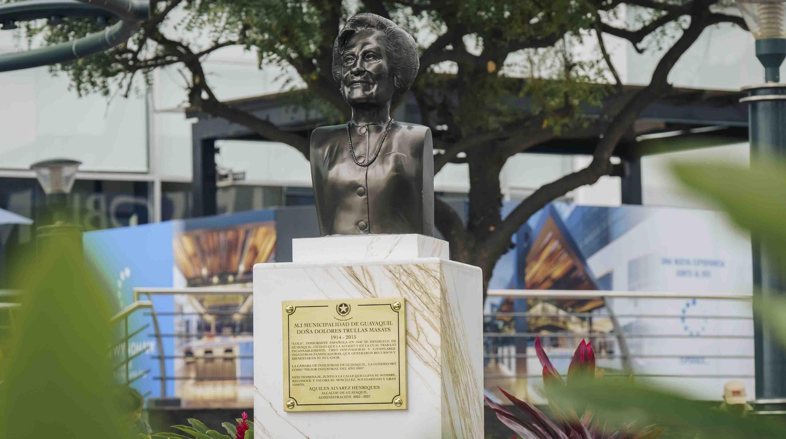 Fotografía cedida por el Municipio de Guayaquil que muestra el busto en honor a la española Dolores Trullás, en Guayaquil (Ecuador). EFE/MUNICIPIO DE GUAYAQUIL