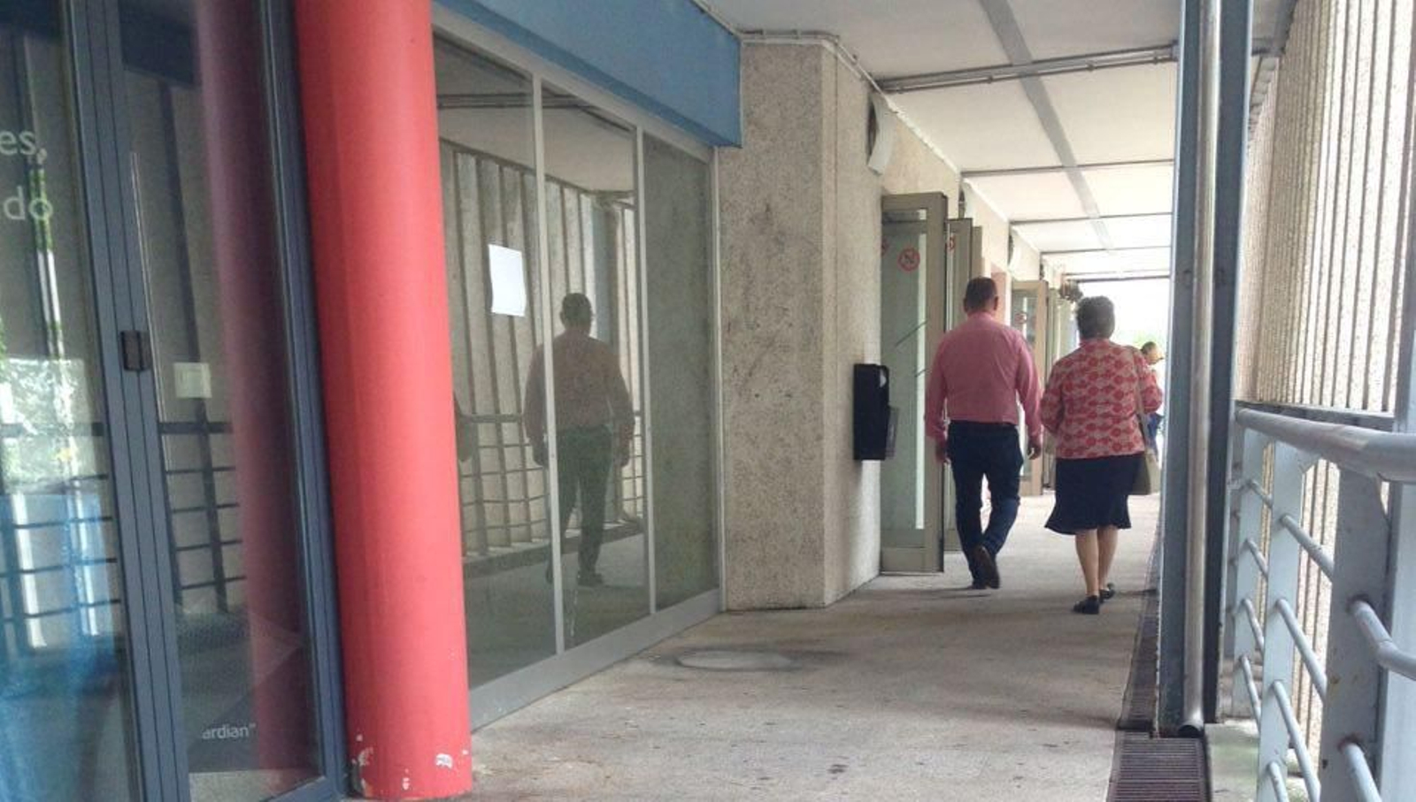 Escaso movimiento de turistas ayer en el tradicional mercado, con una docena de locales abiertos.