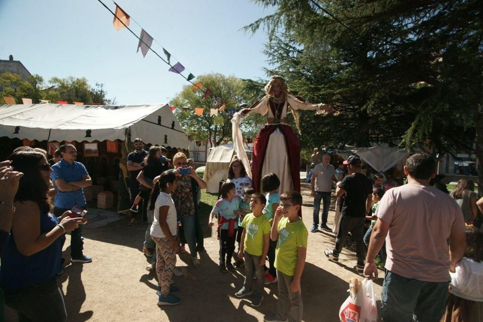La princesa Liz saludó ayer a los más visitantes más pequeños en su reino de Barreiro.